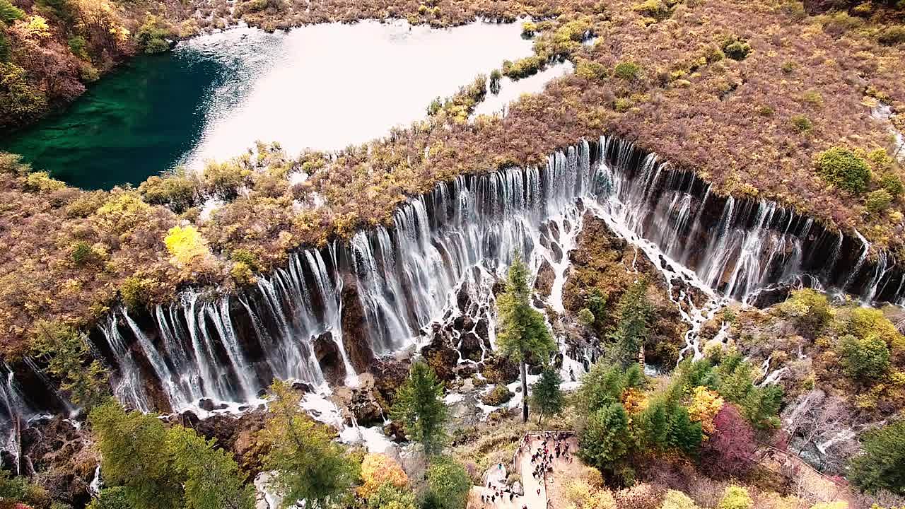 九寨沟诺日朗瀑布金秋航拍